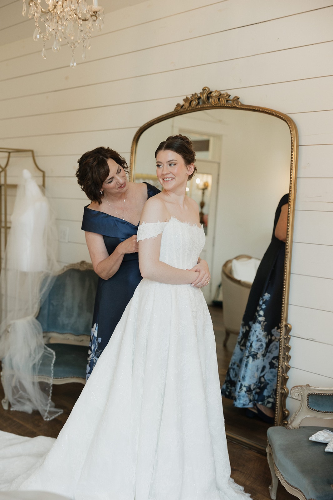 Elizabeth getting ready with her mom in the bridal suite